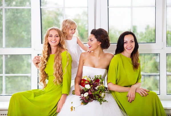 Glad brud med kvinnliga vänner och liten blomma flicka — Stockfoto