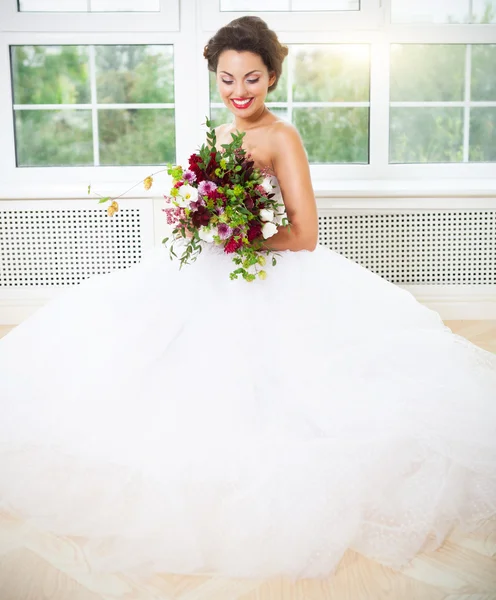 Bruid bedrijf ongebruikelijke bruiloft boeket — Stockfoto