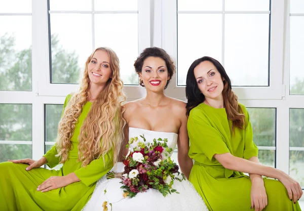 Vrolijke bruid met vriendinnen — Stockfoto
