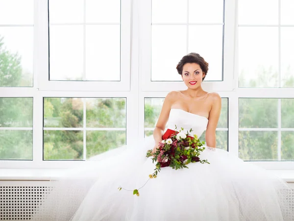 Sposa tenendo bouquet da sposa insolito — Foto Stock