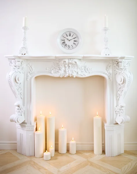 Dekorativní krb se svíčkami — Stock fotografie