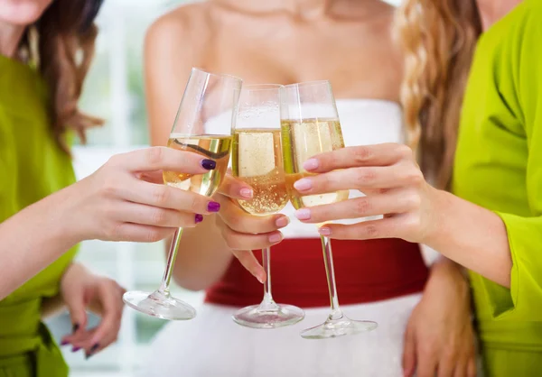 Manos de la novia y amigos nupciales sosteniendo vaso con champag —  Fotos de Stock