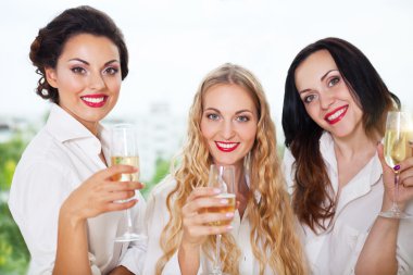 Gelin olmak ve cam şampanya ile tutarak bridemaids 