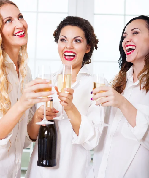 Bruid te worden en bridemaids houden van glas met champagne — Stockfoto
