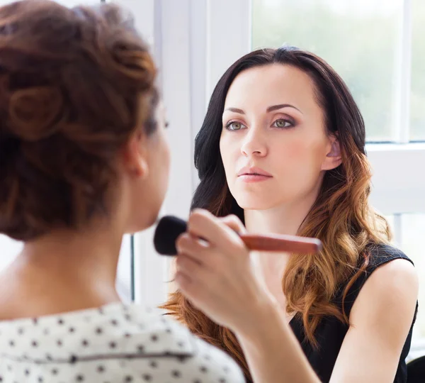 Make-up artist doing make up for young beautiful bride — Stock Photo, Image