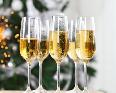 Noel ağacı yakınındaki şampanya