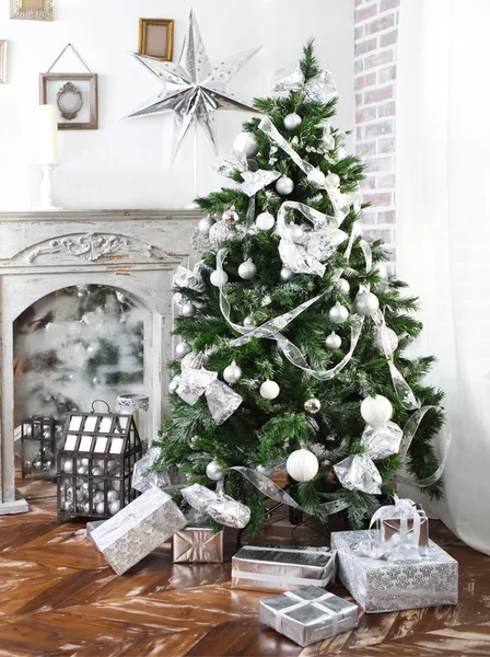 Interior diario decorado con árbol de Navidad y chimenea —  Fotos de Stock