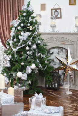 Günlük iç ışık tonları ile Noel ağacı dışarı katlı