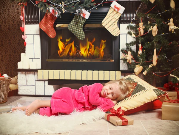 Schattig meisje slapen onder de kerstboom te wachten voor S — Stockfoto