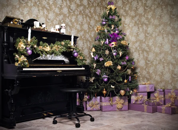 Vintage místnost s piánem, vánoční strom, svíčky, dárky nebo pr — Stock fotografie