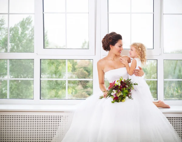 Улыбающаяся счастливая невеста и цветок в помещении — стоковое фото