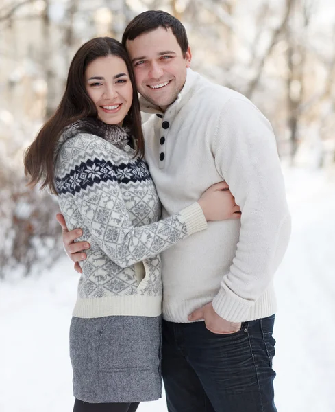 Счастливая пара с омелой веселятся в зимнем парке — стоковое фото