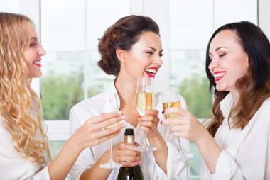 Gelin olmak ve cam şampanya ile tutarak bridemaids 