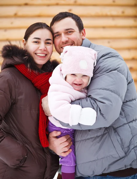 Güzel mutlu aile davranıp sıcak giysiler — Stok fotoğraf