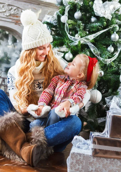 Mãe feliz e sua filha com presentes de Natal — Fotografia de Stock