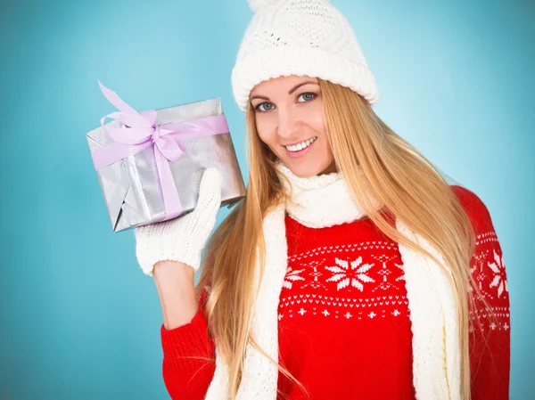 Happy young woman with Christmas present — Stock Photo, Image