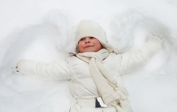 겨울 공원에서 행복 한 귀여운 소녀 — 스톡 사진