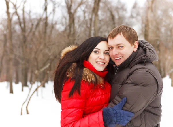Casal feliz se divertindo no parque de inverno — Fotografia de Stock