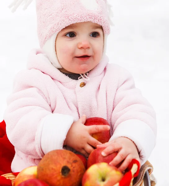 Bébé heureux avec des pommes dans le parc d'hiver — Photo