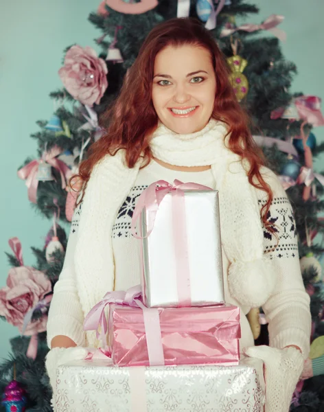 Jovem mulher feliz segurando presentes de Natal — Fotografia de Stock