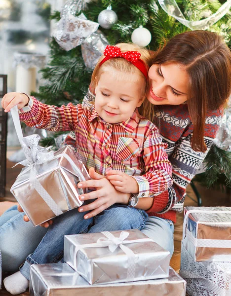 Two happy sisters opening Christmas presents — Stock Photo, Image