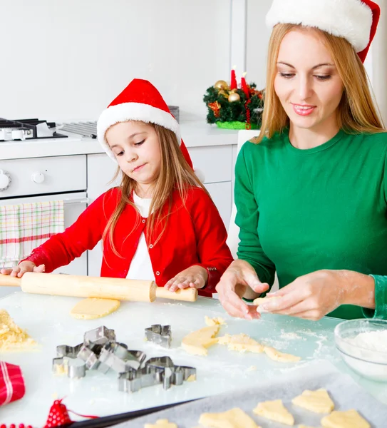 Adorable fille avec sa mère cuisson biscuits de Noël — Photo