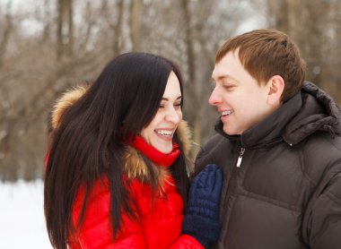 mutlu genç çifti eğleniyor 