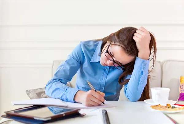 Estudiante adolescente chica estudiando — Foto de Stock