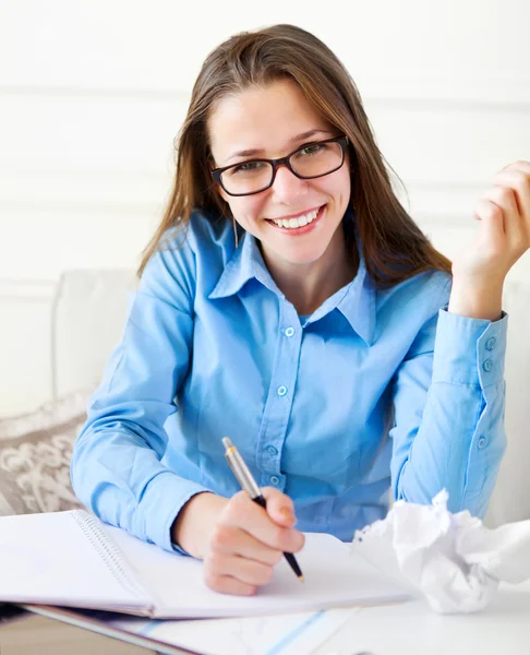 Estudiante adolescente chica estudiando en casa — Foto de Stock