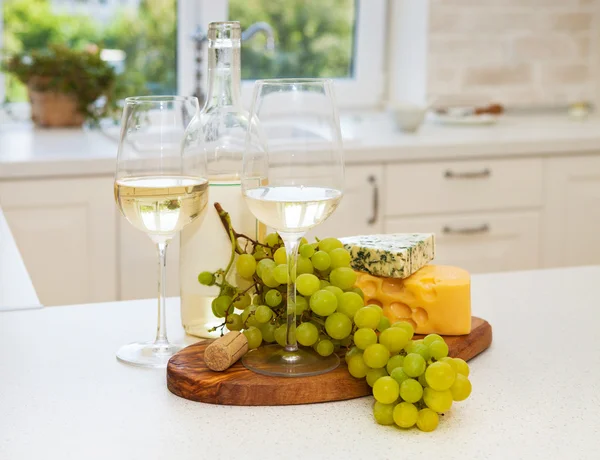 Varios tipos de queso, uvas y dos vasos de la victoria blanca — Foto de Stock