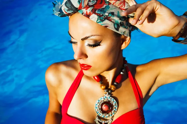 Mulher elegante bonita perto da piscina — Fotografia de Stock