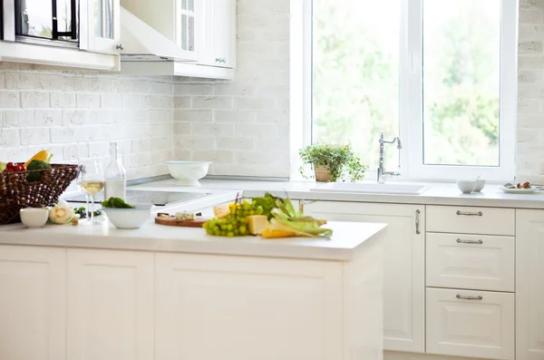 Klassische weiße Küche mit gesunder Ernährung — Stockfoto
