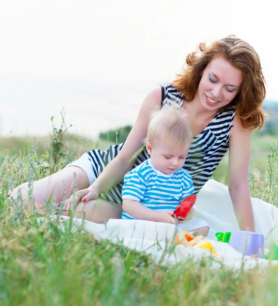 Lycklig familj ha kul på stranden — Stockfoto