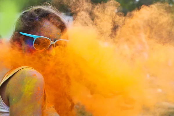 Szczęśliwa młoda dziewczyna na festiwalu kolorów holi — Zdjęcie stockowe