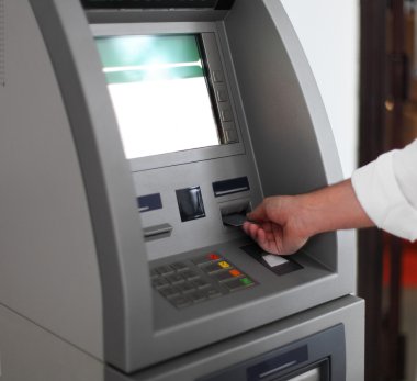 Bankacılık makine kullanan adam