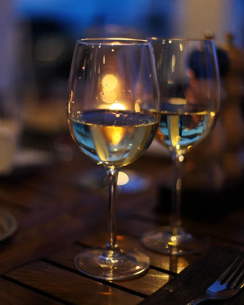 Twee glazen van de witte wijn in de nacht — Stockfoto