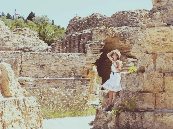 Vrouw reiziger in oude ruïnes bij Carthage — Stockfoto