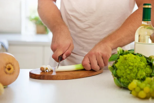 Homem cozinhando em casa — Fotografia de Stock