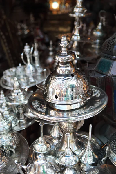 Productos metálicos tradicionales en tienda en la medina de Túnez — Foto de Stock