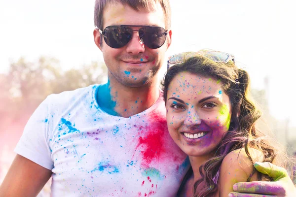 Coppia felice innamorata sul festival del colore holi — Foto Stock