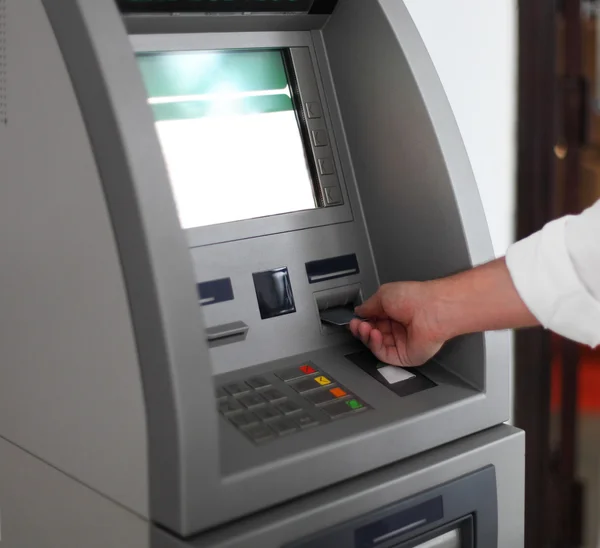 Mann benutzte Bankautomat — Stockfoto