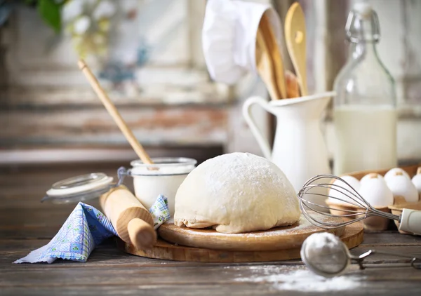 Ingredientes para masa sobre mesa de madera blanca —  Fotos de Stock