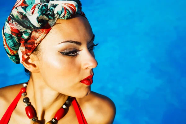 Mulher perto da piscina vestindo turbante colorido — Fotografia de Stock