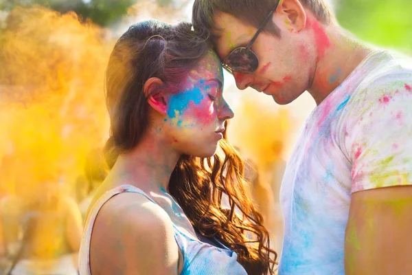Пара влюбленных на фестивале цвета холи — стоковое фото