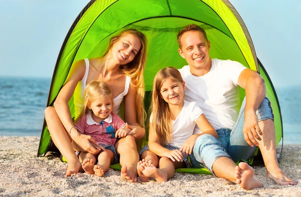 Glad ung familj camping på stranden — Stockfoto