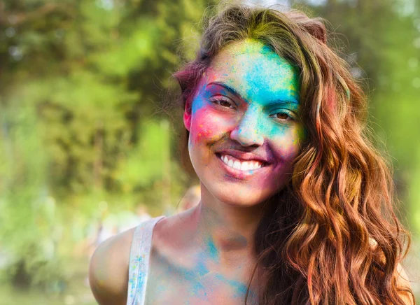 Ευτυχισμένο νεαρό κορίτσι στο φεστιβάλ χρωμάτων holi — Φωτογραφία Αρχείου