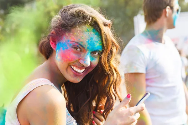Holi színes fesztivál a boldog fiatal lány portréja — Stock Fotó