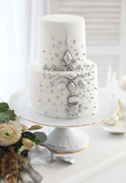 Bolo de casamento branco com decoração de prata — Fotografia de Stock