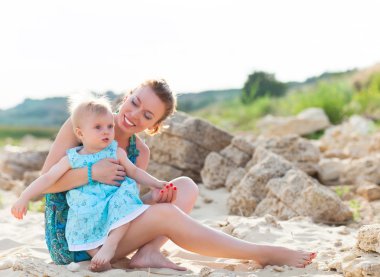 Mutlu aile sahilde eğleniyor. 