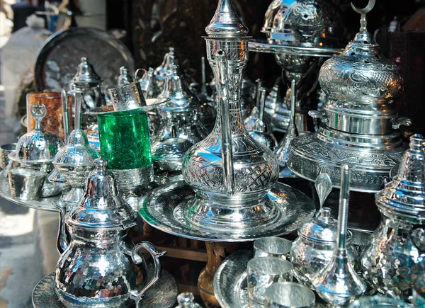 Productos metálicos tradicionales en tienda en la medina de Túnez — Foto de Stock